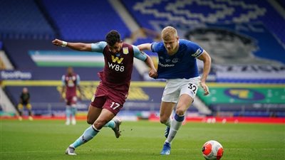 على خطى مثله الأعلي.. مدافع إيفرتون يغازل جمهور ريال مدريد