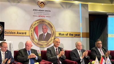 محافظ جنوب سيناء يهدي جائزة «AFASU» الذهبية للرئيس السيسي