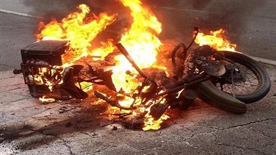 إصابة شاب وتفحم دراجته في حادث ميكروباص على الطريق بسوهاج