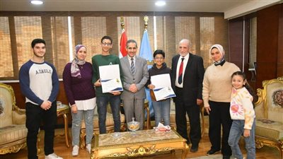 محافظ الغربية يكرم طالبان لفوزهم في مسابقة الروبوت والبرمجة الدولية