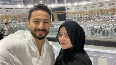 من أمام الكعبة.. حمادة هلال يهنئ زوجته بعيد ميلادها ويتمنى الشفاء لحماه