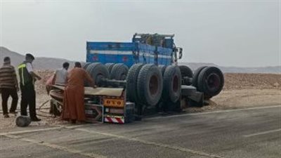 توقف حركة المرور بسبب انقلاب مقطورة محملة بالزيت أعلى الطريق الإقليمي