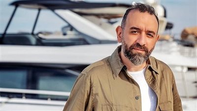 المخرج عمرو سلامة يكشف عن صورة شقيقاته التؤام