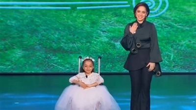 رنا رئيس تعتذر للسيسي في حفل قادرون باختلاف (فيديو)