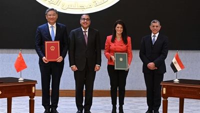 توقيع شهادة التسليم والتسلُم الخاصة بمشروع مركز تجميع وتكامل واختبار الأقمار الصناعية