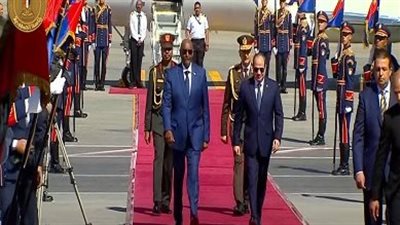 الرئيس السيسي يستقبل رئيس مجلس السيادة السوداني في مطار القاهرة