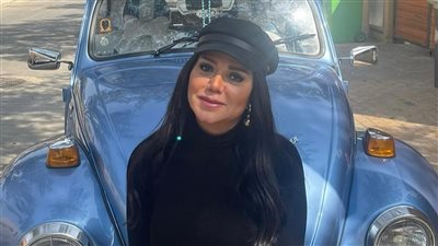 رانيا يوسف تجري عملية تجميل لسيارتها بعد 30 عاما (صور)