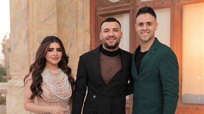 مسلم يثير الجدل ببدله شفافة في خطوبته (صور)