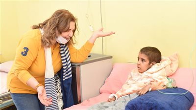 بالصور.. نجوم الفن يشاركون أطفال أورام قنا فرحتهم في 