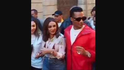 الجمهور يحاصر محمد رمضان وأنغام في شارع المعز.. ما السبب؟ (فيديو)