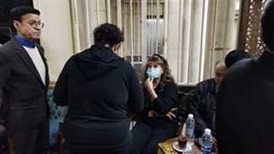 صفاء أبو السعود تواسي عائلة حلمي بكر في العزاء (صور)