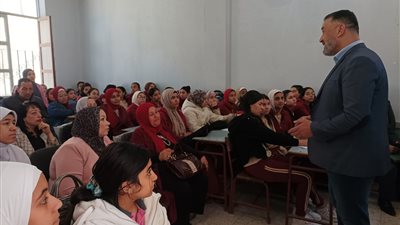 وكيل «تعليم القاهرة» تتابع محاضرات الدعم المجانية بمدرسة الظاهر الثانوية