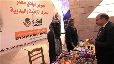 محافظ أسوان يتفقد معرض 