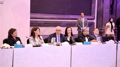 وزير التعليم يضع 22 إشارة جديدة لطلاب الصم وضعاف السمع بكتاب القيم واحترام الآخر