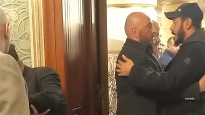 مصطفى شعبان يحضر عزاء شقيقة مجدي الهواري