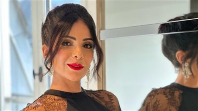 منى زكي تهرب من 