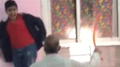 بالفيديو.. مدرس يضرب تلميذ في ابتدائي بالخرطوم والوزارة تحيله للتحقيق