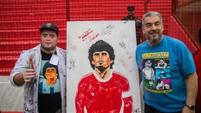 عرض لوحة فنية للراحل مارادونا في دبي للبيع بمزاد خيري لعلاج مرضى السرطان 