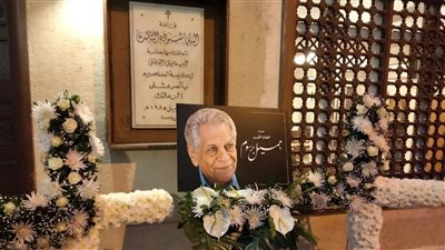 غياب نجوم الفن عن عزاء جميل برسوم (صور)