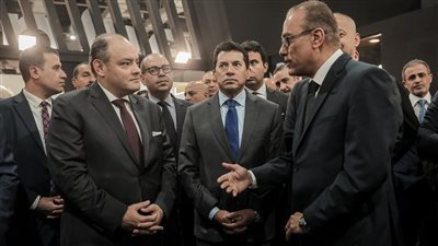 وزيرا الرياضة والصناعة يتفقدان جناح شركة استادات الوطنية بمعرض 