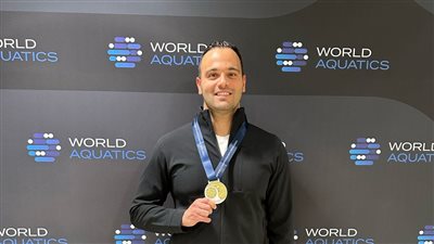 السباح المصري أحمد ندا يفوز بالمركز الأول في بطولة العالم للألعاب المائية للأساتذة