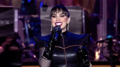 بتوزيع عصري الفنانة مي فاروق تبدع في غناء حاجه غريبة