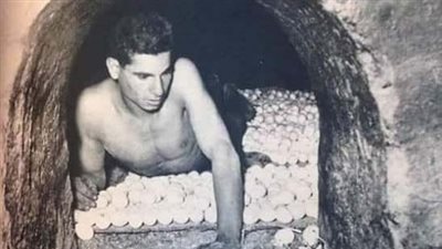 من ذاكرة التاريخ.. سر الرجال الذين يرقدون على بيض الفراخ 