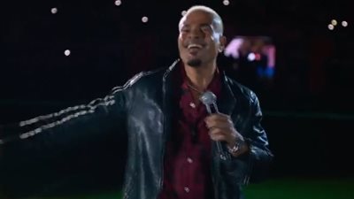 ببنطلون أبيض.. عمرو دياب يشعل حفل نهائي كأس مصر بين الزمالك والأهلي 