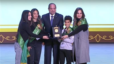 الرئيس السيسي يكرم عددًا من أسر شهداء القوات المسلحة