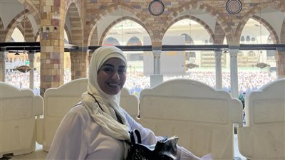 نانسي صلاح تحتفل بعيد ميلادها من أمام الكعبة (صورة) 