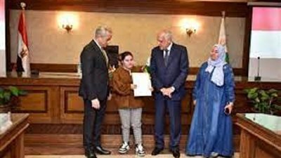 وزير العمل ومحافظ الجيزة يسلمان عقود عمل لذوي الهمم