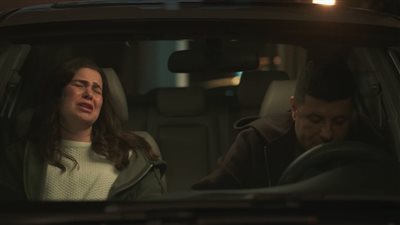 صلة رحم الحلقة الأولى.. إياد نصار ويسرا اللوزي يتعرضان لحادث سير