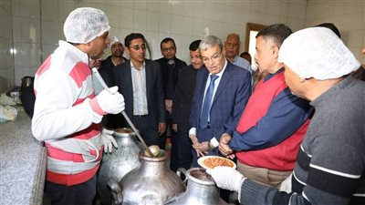 محافظ المنيا يتفقد مشروع «قدرة الفول المدمس» لتوزيعها يوميًا بالمجان على الأسر الأكثر احتياجًا