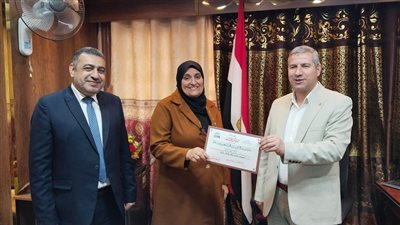 لحضورهم أول عمل يوم فى رمضان.. وكيل تعليم دمياط يكرم مدراء 3 مدارس