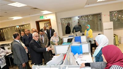 وزير التعليم يتفقد ديوان عام الوزارة ويهنئ العاملين بحلول شهر رمضان المعظم