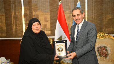 عقب تكريمها من قرينة الرئيس.. محافظ الغربية يكرم أيقونة العمل الخيري يزفتى 