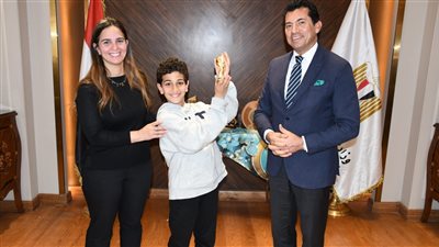 وزير الرياضة يستقبل الطفل آدم نجل الشهيد العقيد حازم إبراهيم