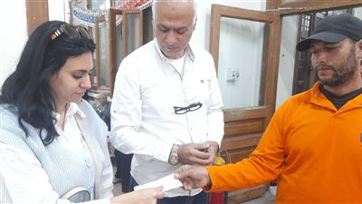 عامل بشركة نهضة مصر يعيد شيك بنكي لحامله بـ 75 ألفا