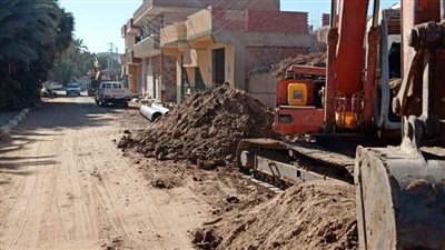 تكثيف الجهود للانتهاء من توصيل خدمات الصرف الصحى بقرية غرب أسوان