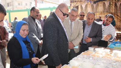 هانى عنتر يتفقد معرض بيع السلع الغذائية والاستهلاكية بمدرسة الزخرفية ضمن سلسلة معارض «أهلًا رمضان»