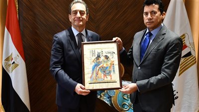 وزير الرياضة يلتقي السفير الفرنسي لبحث سبل التعاون المتبادل