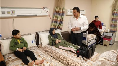 وزير الصحة يزور مصابي أحداث غزة بمعهد ناصر.. ويوجه بتوفير سبل الرعاية اللازمة لهم