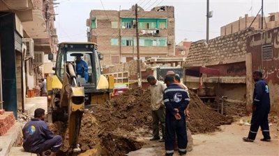 محافظ أسوان يتابع جهود إصلاح خط طرد محطة صرف صحى رضاوى