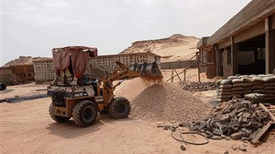 محافظ أسوان يوجه بتكثيف الجهود للانتهاء من توصيل خدمات الصرف الصحى بقرية غرب أسوان