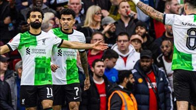 مانشستر يونايتد يهزم ليفربول في الوقت القاتل بعد مباراة مجنونة 