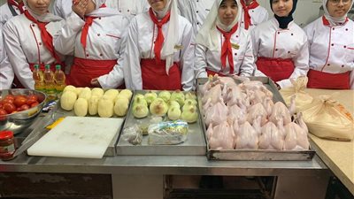 بأسعار مخفضة.. وجبات إفطار وكحك العيد بإيدى طلاب المدارس الفندقية بالجيزة