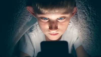 تحذير شديد اللهجة من كبار جراحي العيون للأطفال بسبب المحمول