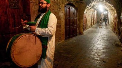 بالابتهالات والأدعية يتجول شوارع أوروبا..أسرار عادة المسحراتي بألبانيا 