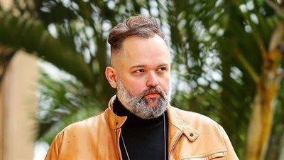 بصورة عائلية قديمة.. محمد محمود عبد العزيز يهنىء والدته بعيد الأم 