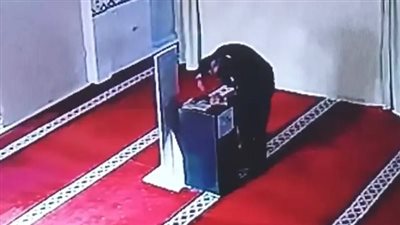 في نهار رمضان.. لص يسرق صندوق تبرعات من داخل مسجد بالقليوبية